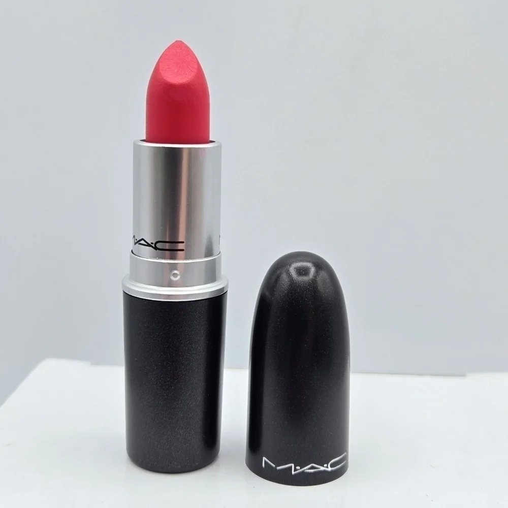 MAC Relentlessly Red 706 Retro Matte Lipstick
